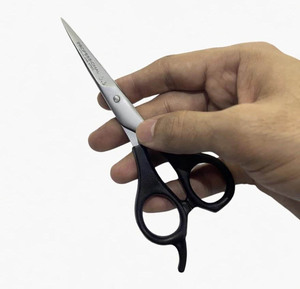 Ciseaux de barbier japonais en acier inoxydable, lame dentelée, coupe nette et précise, manche en plastique, pour droitiers, logo gravé - Product Image 1