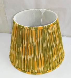 Abat-jour en tissu de lin Ikat moderne fait main, motif vert et jaune, pour lampes de table et de sol, vente en gros sur mesure - Product Image 1