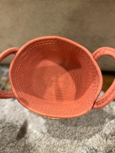 Cesta de macramé con diseño de arcoíris, ideal para la habitación de los niños, para guardar objetos y como regalo, con un diseño colorido y divertido, procedente de la India. - Product Image 6