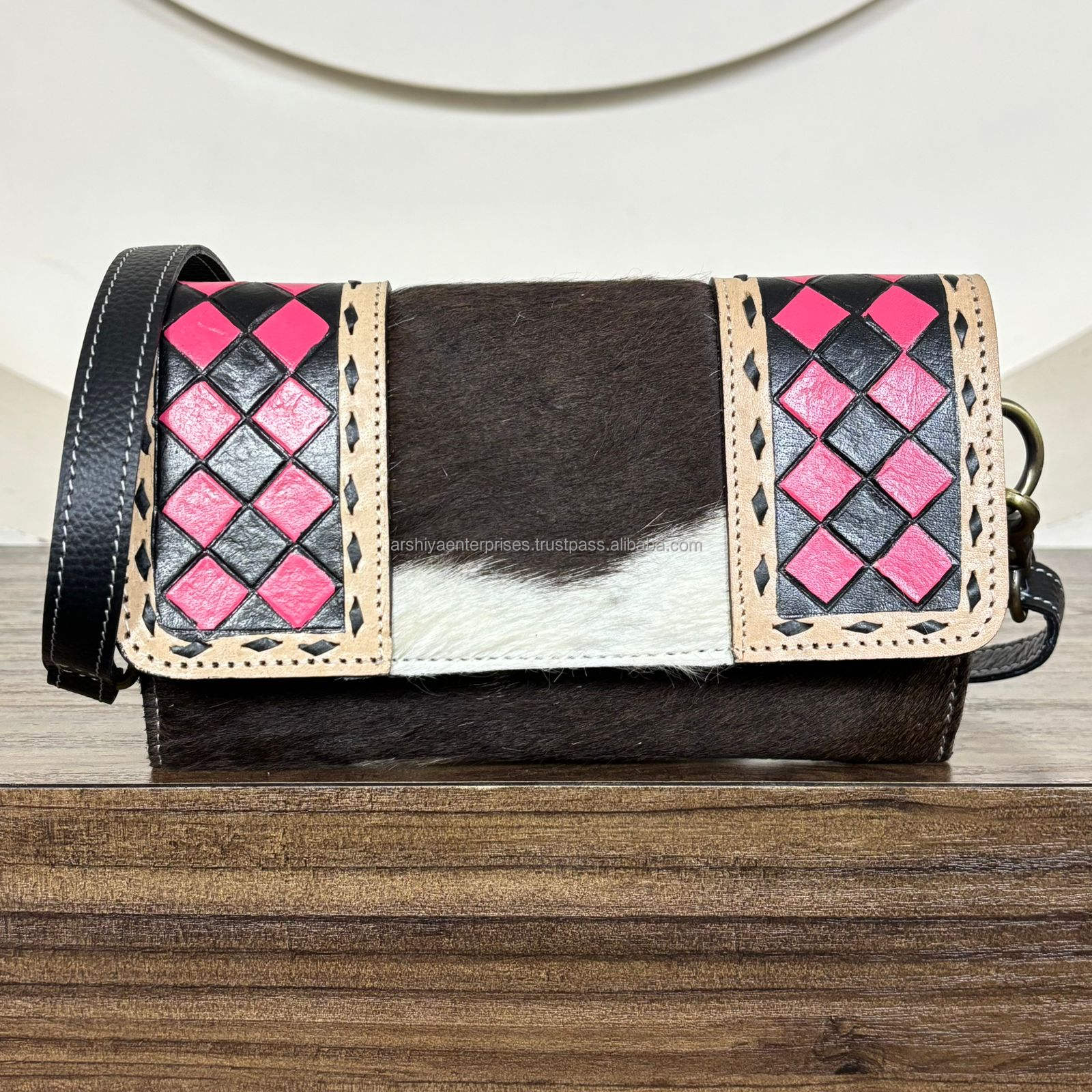 ลายตารางหมากรุกสีชมพูและสีดำ