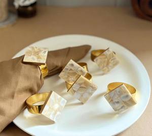 Juego de Anillos para Servilletas de Latón con Banda Dorada y Madreperla |   Porta Servilletas Cuadrados con Incrustaciones de Concha |   Mesa de Comedor de Lujo Ecológica y Duradera - Product Image 3