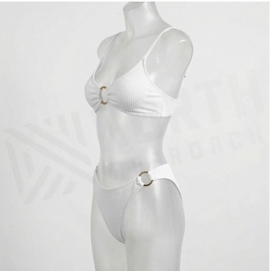 Ensemble bikini deux pièces texturé blanc avec détail anneau doré et bas string - Product Image 3