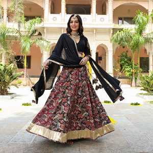 Ensemble Lehenga Aarya taille XS avec haut à manches trois-quarts, couleur noire - Product Image 3