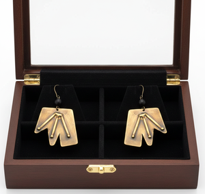 Boucles d'oreilles pendantes géométriques en laiton doré faites à la main, avec accents de perles noires, revêtement PU durable résistant au ternissement pour femmes - Product Image 2
