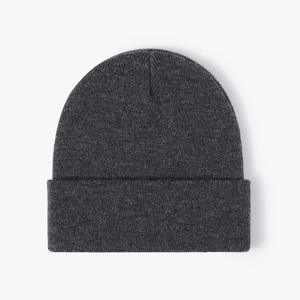 Bonnet tricoté décontracté personnalisé en gros avec revers, fabriqué par une usine de bonnets tricotés sur mesure pour les marques de vêtements américaines - Product Image 1
