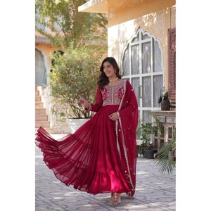 Vestido de Fiesta Hecho a Mano por Diseñadores de Livewear, con Bordado de Perlas, Corte en A, Cintura Imperio, Escote Barco, en Chifón - Product Image 1