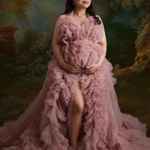 Vestido de novia de maternidad personalizado de satén y gasa, estilo trompeta, con cuello en V, cola capilla, largo hasta el suelo, asimétrico, en tono rubor. - Product Image 1