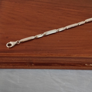 Brazalete de Plata de Ley 925 con Barra de Diamantes, Joyería Geométrica Minimalista para Mujer, Acabado Pulido, para Uso Diario y Fiestas - Product Image 2