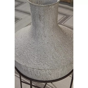 Vase de sol moderne Glided Bloom gris et noir sur support en métal noir, design minimaliste, fabrication artisanale - Product Image 5
