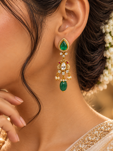 Boucles d'oreilles pendantes en argent sterling 925 avec pierre couleur émeraude, moissanite Polki et perles, finition or antique, bijoux de mariée - Product Image 1