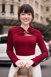 เสื้อถักไหมพรมสีแดงสำหรับผู้หญิง แขนยาว คอวี แต่งกระดุม ดีไซน์เข้ารูป ยืดหยุ่นได้ เสื้อครอปสไตล์ลำลองสำหรับฤดูใบไม้ร่วง รุ่น SIENNA - Product Image 4