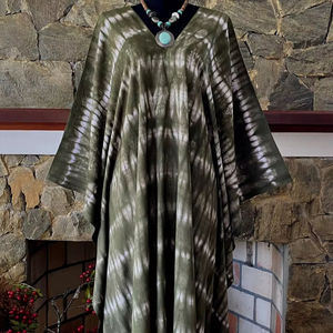 Vestido Kaftan Shibori Tie Dye de Rayón Verde Oliva con Cuello en V, Talla Única, Corte Holgado para Mujer - Product Image 1