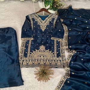 Conjunto de Pantalón y Top Estampado Chinon de Diseñador VASTRA COTTAGE con Bordado de Lentejuelas y Dupatta de Encaje, Traje de Fiesta con Microforro - Product Image 3