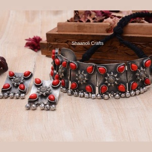 Collar choker tribal hecho a mano en India con un estilo bohemio, pulido plateado antiguo y piedras preciosas, joyería de diseño para uso familiar. - Product Image 4