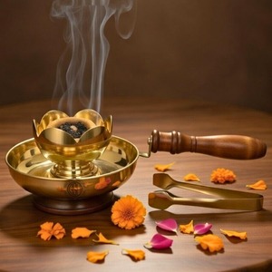 Quemador de Incienso de Metal Dorado con Tapa, Incensario Aromático con Relieve de Rosa y Base de Cristal - Product Image 6