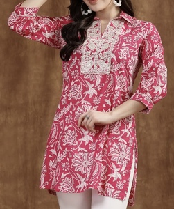 Vente en gros de hauts Kurta tendance pour femmes, vêtements féminins d'été, coupe ajustée, parfait pour un style décontracté, basique mais de haute qualité - Product Image 1