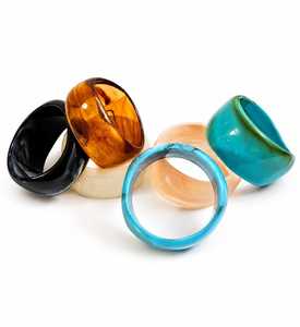 Ensemble de bagues en résine polies, écologiques et faites à la main, aux couleurs ambre noir, bleu sarcelle et crème, de forme organique, bijoux artisanaux - Product Image 1