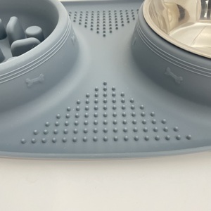 แผ่นรองให้อาหารสัตว์เลี้ยงรูปกระดูกพร้อมชามสแตนเลสและชามอาหารแบบชะลอการกิน – ซิลิโคนเกรดอาหาร ใช้กับเครื่องล้างจานได้ - Product Image 6