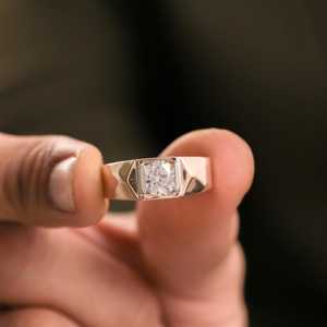 Anillo Solitario de Diamante Cultivado en Laboratorio de 1.00 Quilates, Corte Redondo, VS1, para Hombre, con Engaste de Bisel, Oro Sólido de 14K, Regalo para Amigos, para Bodas y Fiestas - Product Image 1