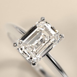 Anillo de compromiso solitario con corte esmeralda certificado por GIA, de cuatro puntas, con diamante cultivado en laboratorio de 2.10 ct, E VS1, en oro sólido de 14K, para regalo nupcial. - Product Image 2