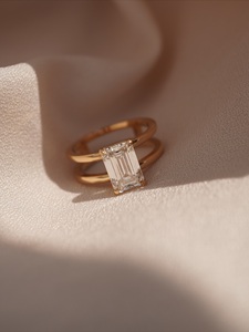 Bague solitaire à double anneau fendu avec diamant émeraude de laboratoire de 2 carats, certifiée IGI - Product Image 2
