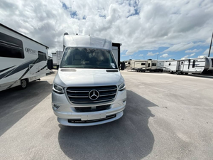 Remorque d'occasion 2021 Airstream Atlas Tommy Bahamas Edition Murphy Suite - Product Image 5