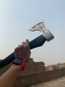 Hacha Tomahawk Personalizada con Diseño de Diosa Alada, Mango de Plástico Negro, Hoja de Acero Forjado, Herramienta de Supervivencia - Product Image 3