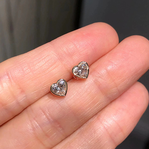 Boucles d'oreilles clous en or massif 14 carats avec diamants de laboratoire taille brillant couleur F, sertis clos, bijoux minimalistes et romantiques pour femme, cadeau de fête - Product Image 1