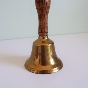 Campana de mano de latón hecha a mano con mango de madera para meditación, terapia, actividades infantiles y campana de mano de latón de tono claro. - Product Image 6