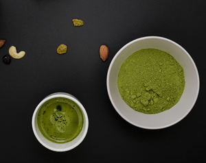 Poudre de superaliment naturel à base de feuilles de Moringa WARRLY, 99% pure, qualité alimentaire, emballée sous vide, extraite par solvant, dans un récipient en plastique - Product Image 1