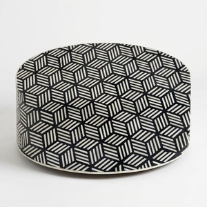 Mesa de Centro Redonda de Resina con Incrustaciones de Hueso en Forma de Tablero de Ajedrez Verde, Hecha a Mano en India, con Base de Pedestal de Latón Mate - Product Image 6