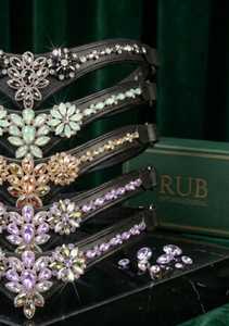 Correa de frente para caballo estilo inglés de cuero genuino negro personalizable Rub International con estrella de diamantes de imitación dorados - Product Image 2