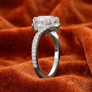 แหวนหมั้นเพชรโมอิสซาไนต์ทรงเรเดียนท์คัท Maed Jewels LR 101 NYE ประดับเพชรแบบพาเว่ ล้อมรอบด้วยกรอบเงินแท้ 925 ดีไซน์หรูหราสำหรับเจ้าสาว - Product Image 2