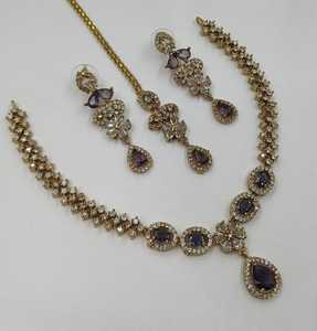 Parure de mariée élégante de haute qualité plaquée or, comprenant un collier ras-du-cou, des boucles d'oreilles et un Maang Tikka, motif floral, en zircon plaqué rhodium, style mode - Product Image 5
