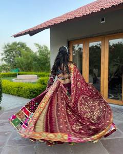 InCotton.M Malai Faux Georgette Magnifique travail de miroir véritable, dentelle dorée Gota Zari, longueur au sol, séchage rapide, infroissable, résistant au soleil - Product Image 5