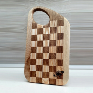 Planche à découper unique en bois de noyer avec poignée supérieure incurvée dynamique, motif quadrillé bicolore audacieux, style boucher artisanal - Product Image 2