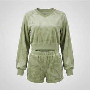 Conjunto de 2 Piezas para Mujer en Velour Verde Sólido, Top Corto con Cuello en V y Manga Larga, Shorts por Encima de la Rodilla, Estilo Casual Holgado para Primavera/Verano - Product Image 1