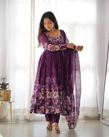 Robe Anarkali en pure soie organza imprimée avec un dupatta à bordure en dentelle Gota Patti de quatre mètres et un pantalon entièrement cousu