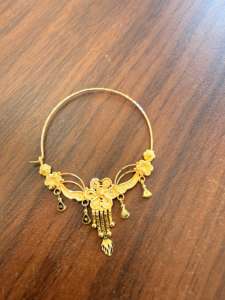 แหวนจมูกทองคำแท้ 22k แบบอินเดียสำหรับงานแต่งงาน เครื่องประดับเจ้าสาว นาท ลายดอกไม้เคลือบสีรูปนกยูง ดีไซน์ห่วงขนาดใหญ่ พร้อมสายเจาะ - Product Image 4