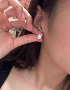 Pendientes florales con circonitas redondas brillantes para mujer, joyería de plata 925, diseño floral clásico, regalo para pareja - Product Image 5