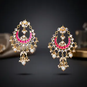 ต่างหูแฟชั่นรูปผีเสื้อสุดโรแมนติกสำหรับผู้หญิงจาก Kanhai Jewels ชุบโรเดียม ทำจากโลหะผสมทองแดงประดับมุกเทียม รุ่น 8676RANI - Product Image 2