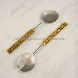 Serveur à salade vintage en laiton, conçu pour les espaces de restauration d'inspiration rétro et une belle présentation culinaire - Product Image 3