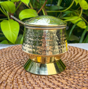 Exquisite hammered brass <b>pot</b> featuring a glossy polished finish on a woven base. Available at wholesale price. - Product Image 1