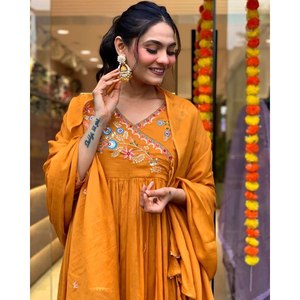 ชุดปาร์ตี้ที่สวยงามสวมด้านบนและด้านล่างด้วย dupatta ขนาด XL - Product Image 3