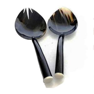 Juego de Servidores de Ensalada de Cuerno Artesanal, Madera Natural Pequeña con 2 Espátulas, Utensilios Hechos a Mano Sostenibles, Aptos para Congelador - Product Image 1