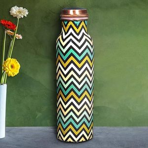 Bouteille d'eau en cuivre moderne multicolores à motif zigzag, bouteille en cuivre isolée - Product Image 1