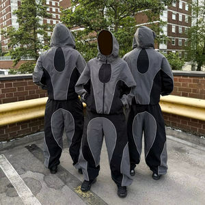 Conjunto Deportivo Personalizado con Capucha en Gris y Negro, Chaqueta Cortavientos y Pantalones - Product Image 3