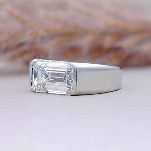 Anillo de Diamantes con Corte Esmeralda Moderno y Marco Geométrico Estructurado – Joyería de Diamantes en Oro de Lujo Elegante - Product Image 2