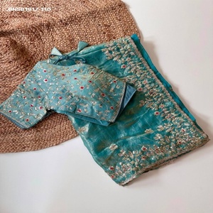 Sari en satin de soie fantaisie doux pour occasions spéciales, avec broderie, travail de sequins, Butti et bordure - Collection de blouses prêtes à porter Saree Love - Product Image 1