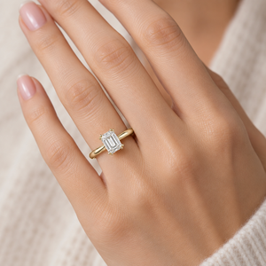 Bague solitaire classique en diamant de laboratoire taille émeraude 1,50 carats à double griffe style cathédrale, bague de fiançailles, bijoux personnalisés OEM - Product Image 3